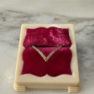 Elegant Gold V-Shaped Ring with Cz